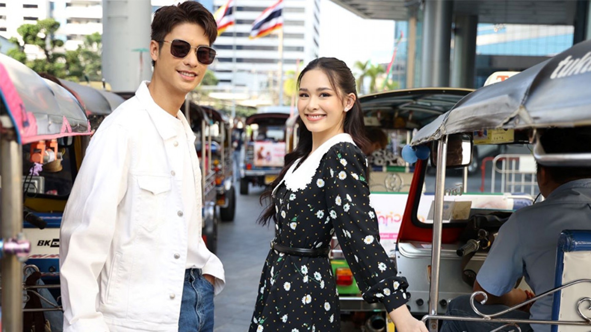“ออกัส-น้ำฟ้า” ยิ้มกว้างใจฟู แฟนคลับทุ่มหนัก! จัดโปรเจกต์ใหญ่ โปรโมทละคร “รักท่วมทุ่ง” แบบจุก ๆ ทั่วเมือง